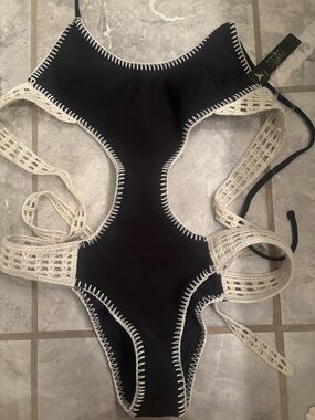 Victoria’s Secret Black and Cream Crochet-Trim One-Piece xs